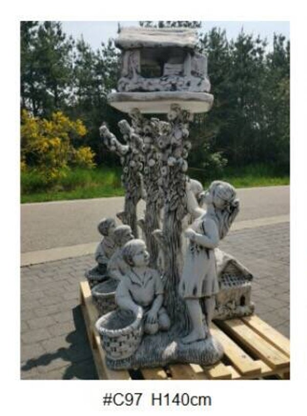 C97 Beton huis op appelboom met mand en kinderen 140 cm