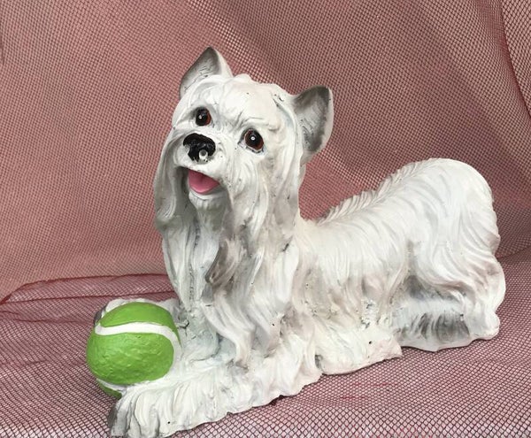 DHB27 Cezar hondje ligend wit met bal polyester résine 30 cm