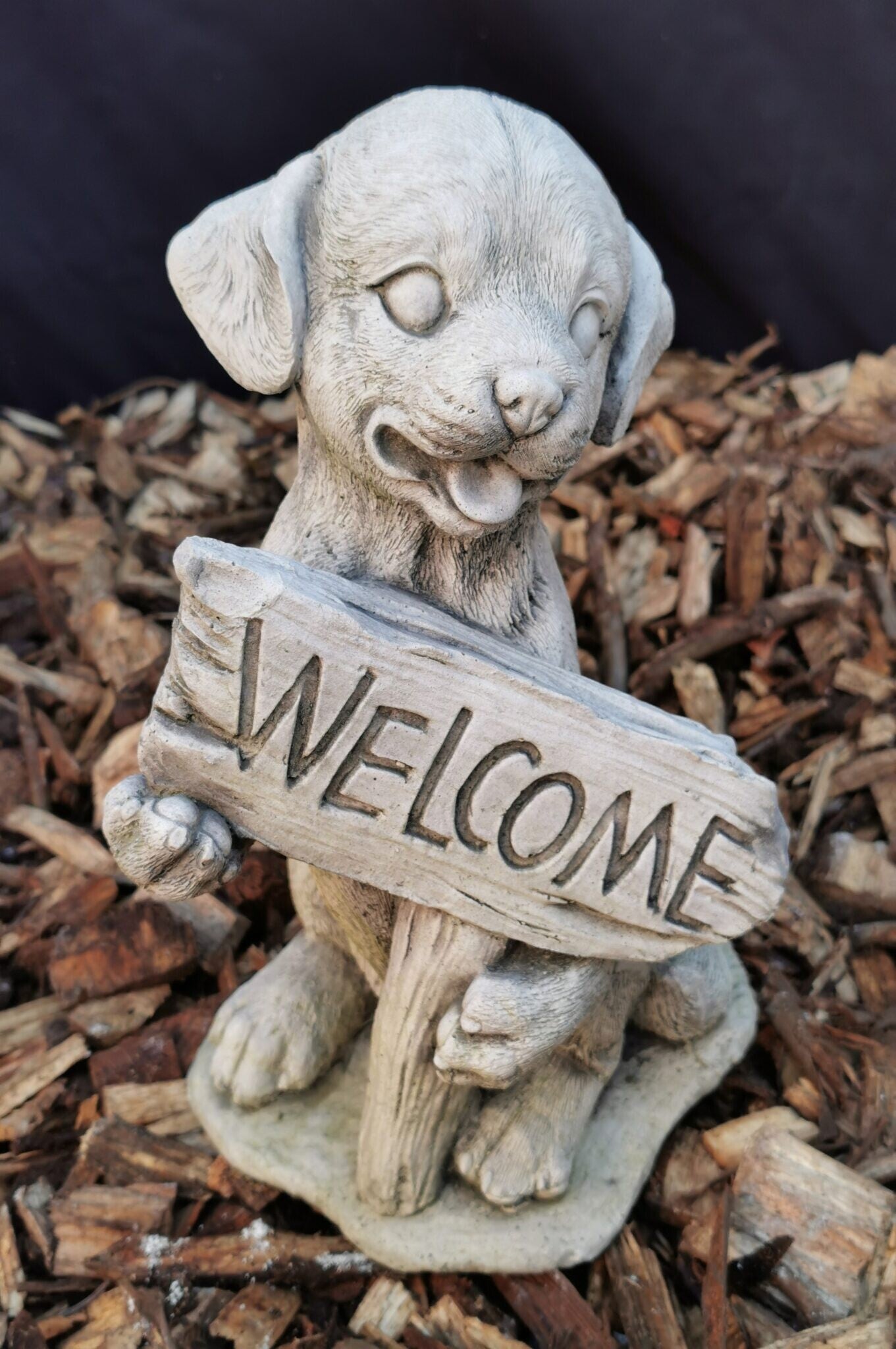 6057 Hond met welkom bord beton 30 cm