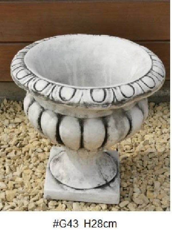 G43 Beton schaal op sokel H 28 cm