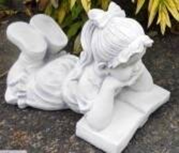 C158 Beton ligend meisje met boek 49 cm