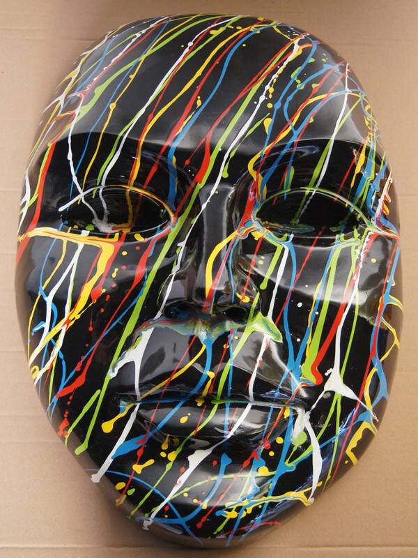 DW49c Funny  Masker curiosa Dame zwart of wit multicolore drop polyester résine 60cm