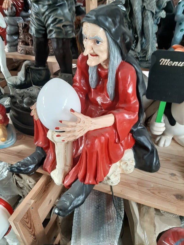 AD17 Heks zit met toverlamp polyester résine 75Cm