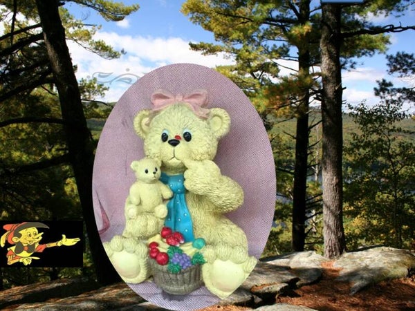 Antieke Beer met baby zit bij fruitmand 35 cm