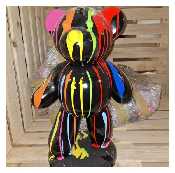 Staande beer op sokkel zwar of wit multicolor druip 65 cm
