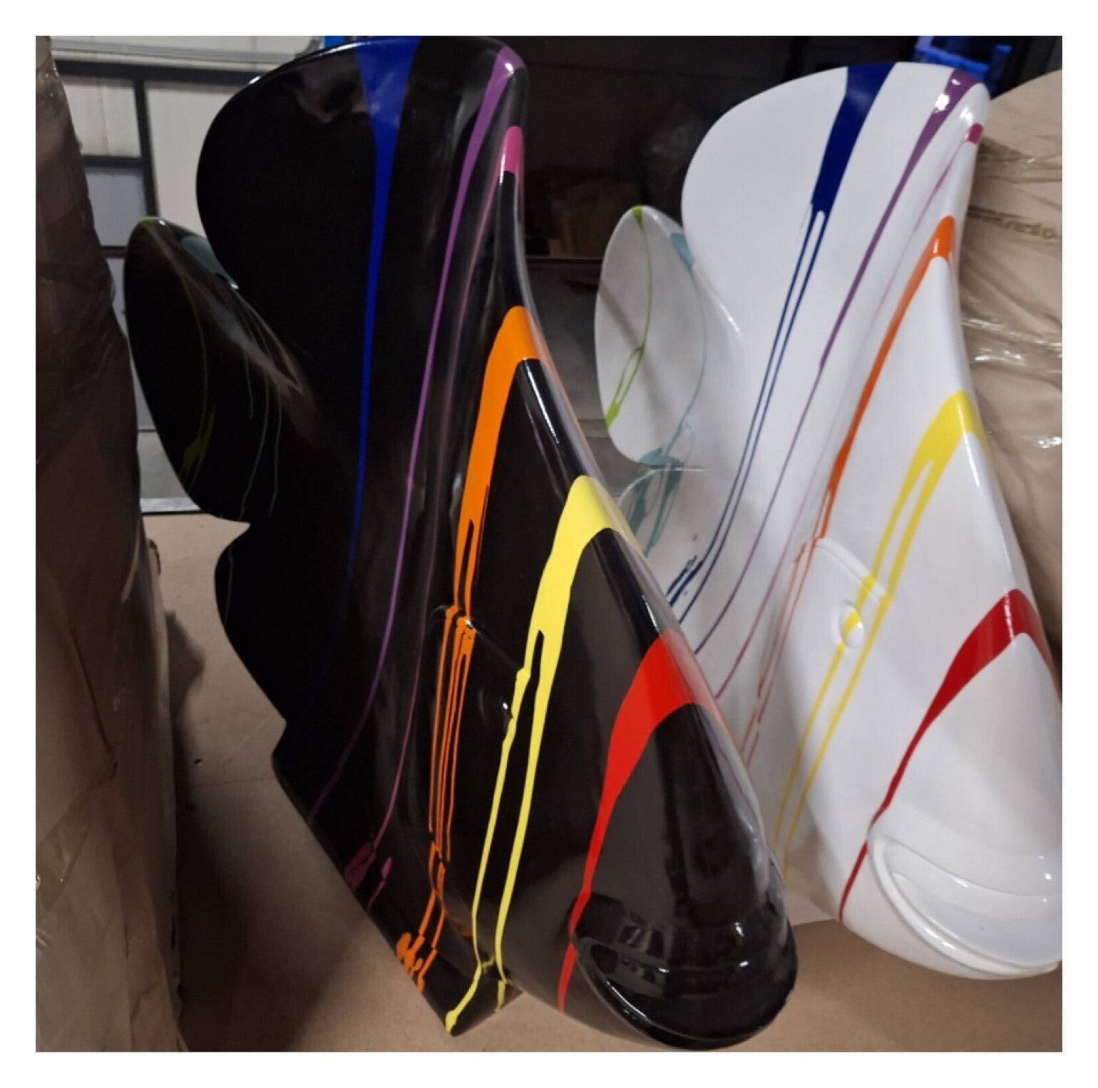 Vis op sokel polyester wit of zwart druip 50 cm