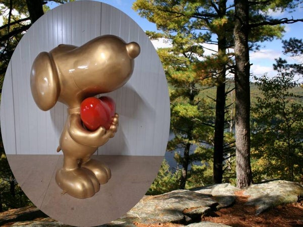 Cartoon Snoopy hond laminaat met hart in handen brons 120x65x90 cm
