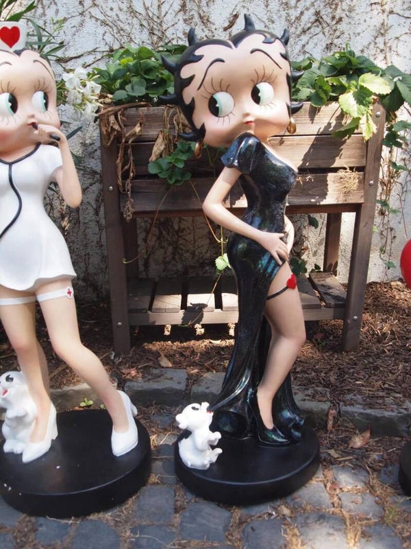Betty met hondje zwart 100 cm