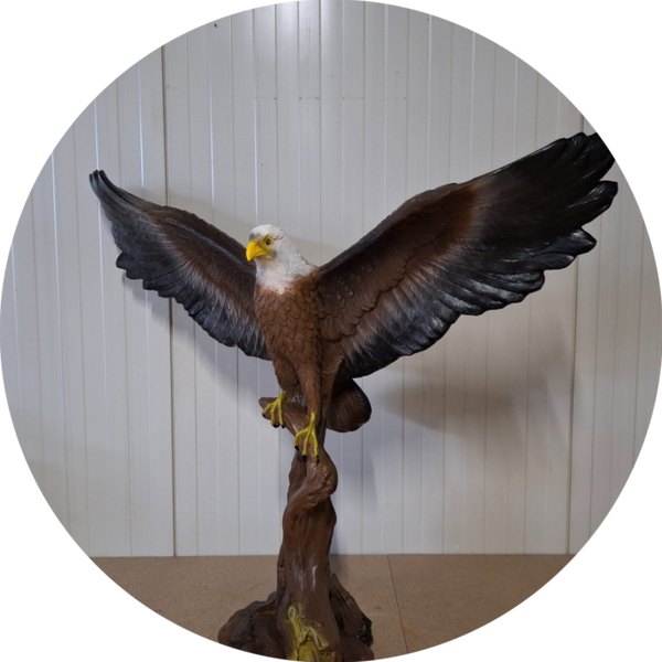 Arend op boomstam 110 cm vleugels 117 cm