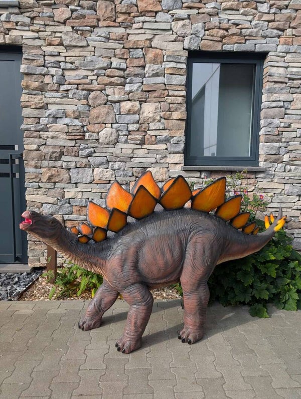 dinosaurus , ruitvormige platen op zijn rug 120 x250 cm