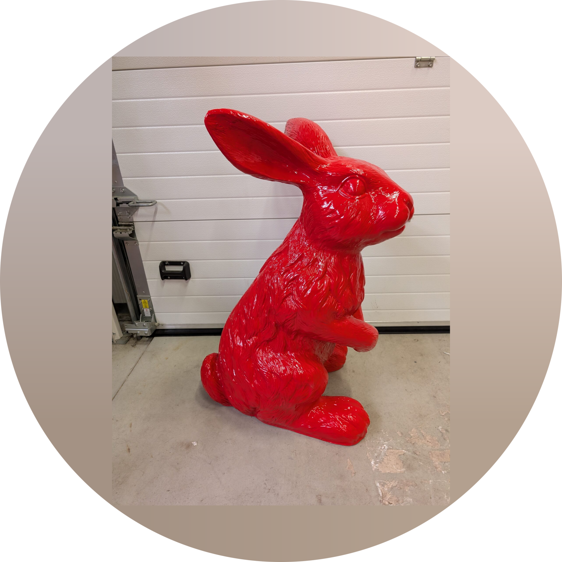 Konijn zit rood polyester résine 115 cm