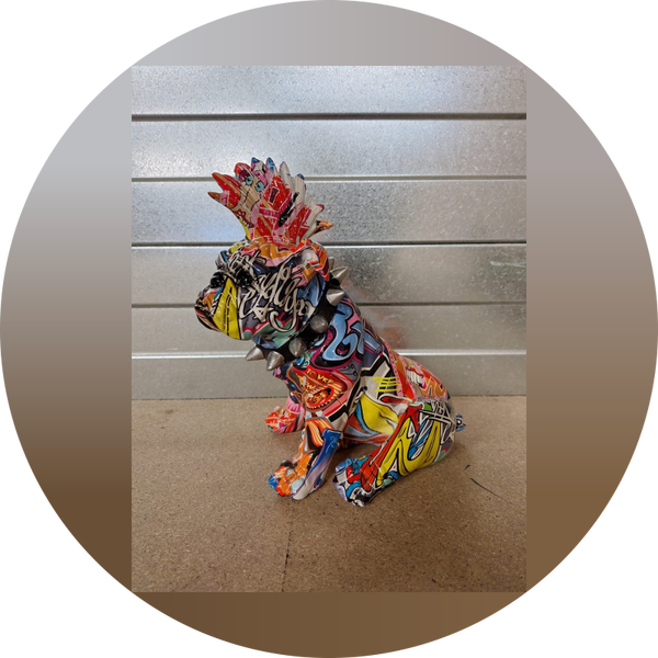 Grafitti Engelse pop art Buldog Zit Hanekam en spijker halsband 28 x 27 x 18cm. Verp 4