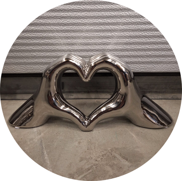 Hars  chroom zilver of goud  kunst Liefde vinger hart 34 x 15 cm