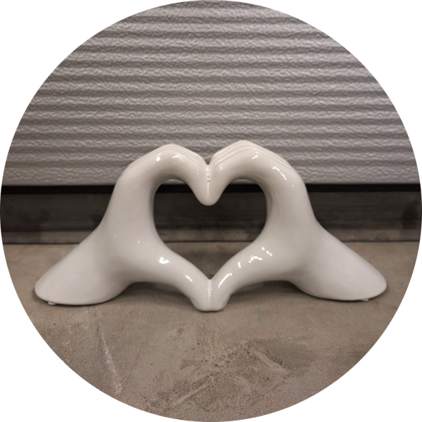 Hars  chroom zilver of goud  kunst Liefde vinger hart 34 x 15 cm