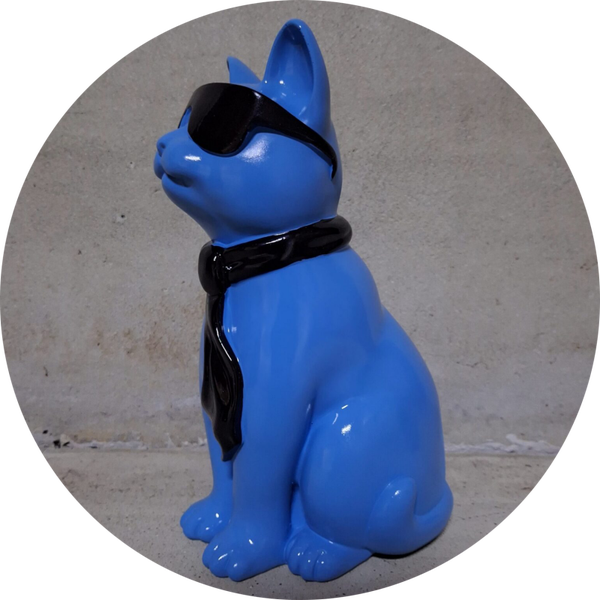 Kat zit met bril en das blauw polyester résine 28 cm Verp 1/8