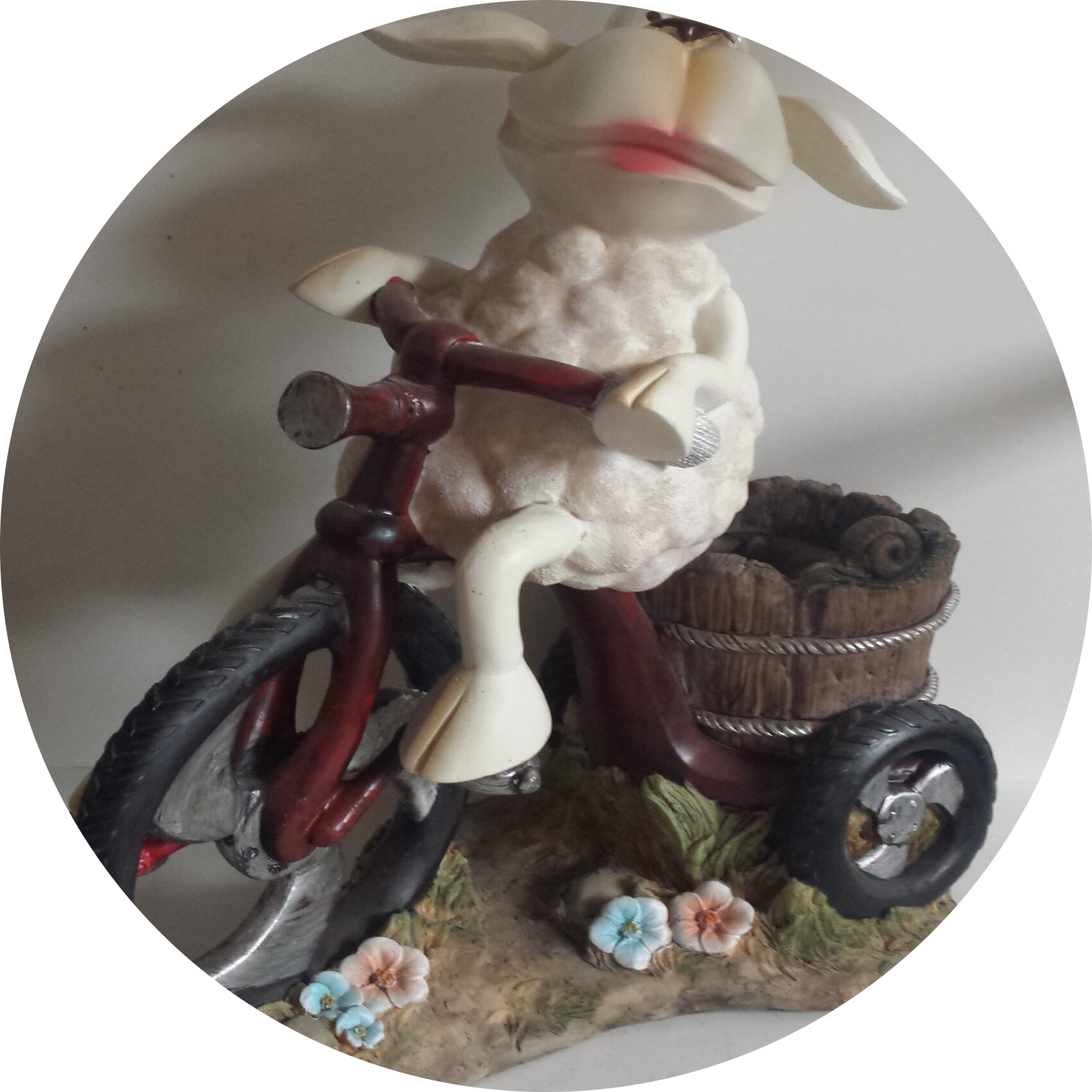 Funny schaap met mand op fiets 35 cm