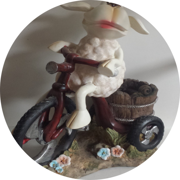 Funny schaap met mand op fiets 35 cm