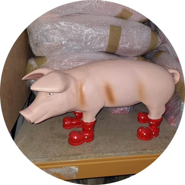 roze varken baby met laars  polyester résine 60  x 25 cm