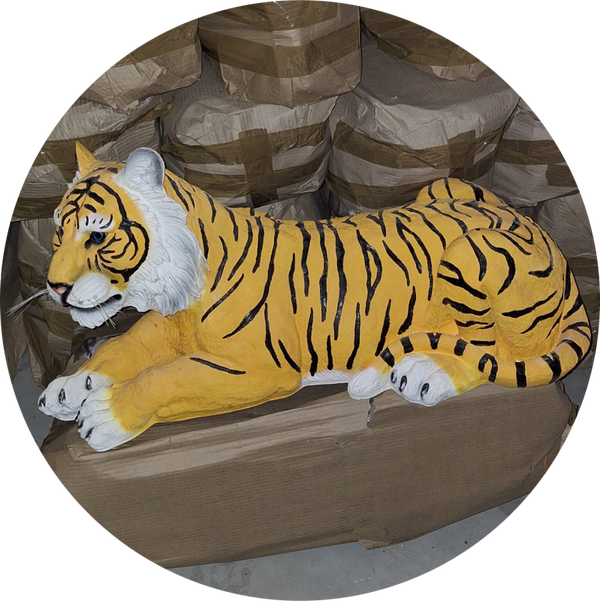 J28 Jungle tijger welp liggend wit zwart polyester résine 60 x 90 cm