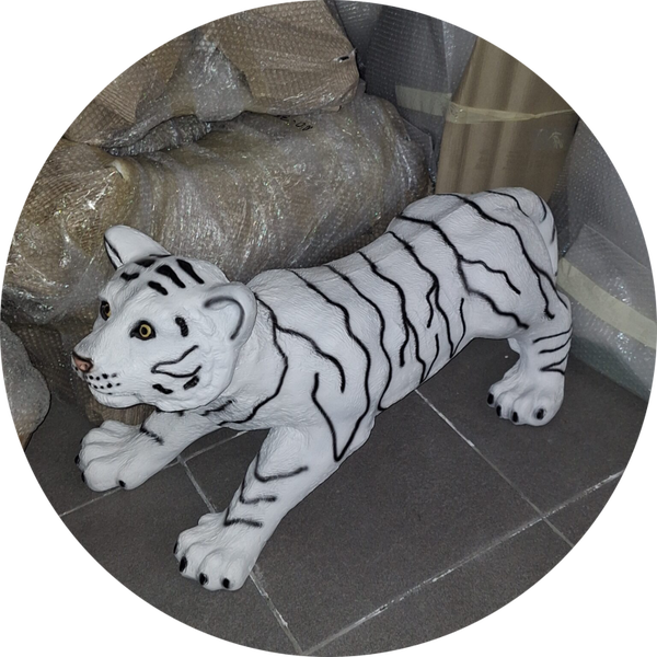 A1607 Jungle I9 Polyester résine tijger op uitkijk 90 X 55 CM