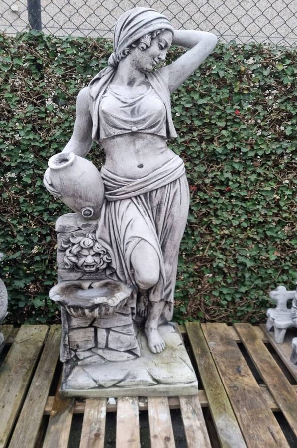 Beton vrouw met kruik bij muur 170 cm