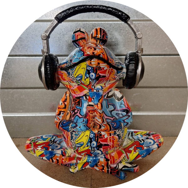 Graffiti pop art kikker zit mediterend met kopteleefoon 30 x 28 x 18cm VERP 4