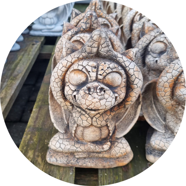 Dino Zit Ronde Ogen Handen Boven Hoofd 20 cm