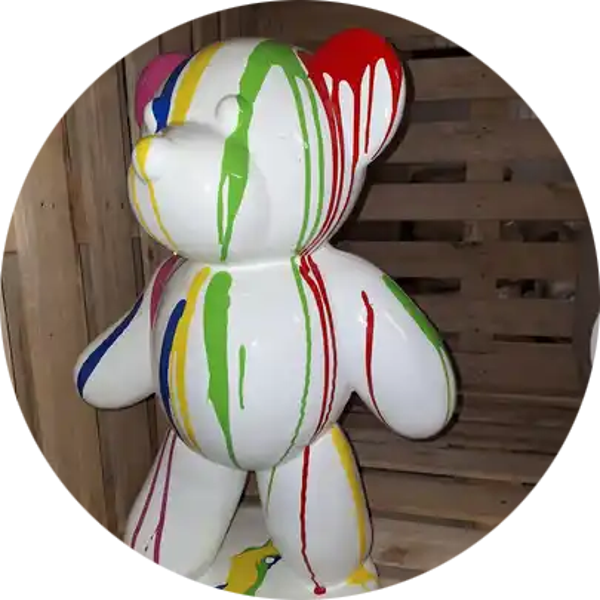 Beer op sokel wit of zwart druip multicolor 65 cm