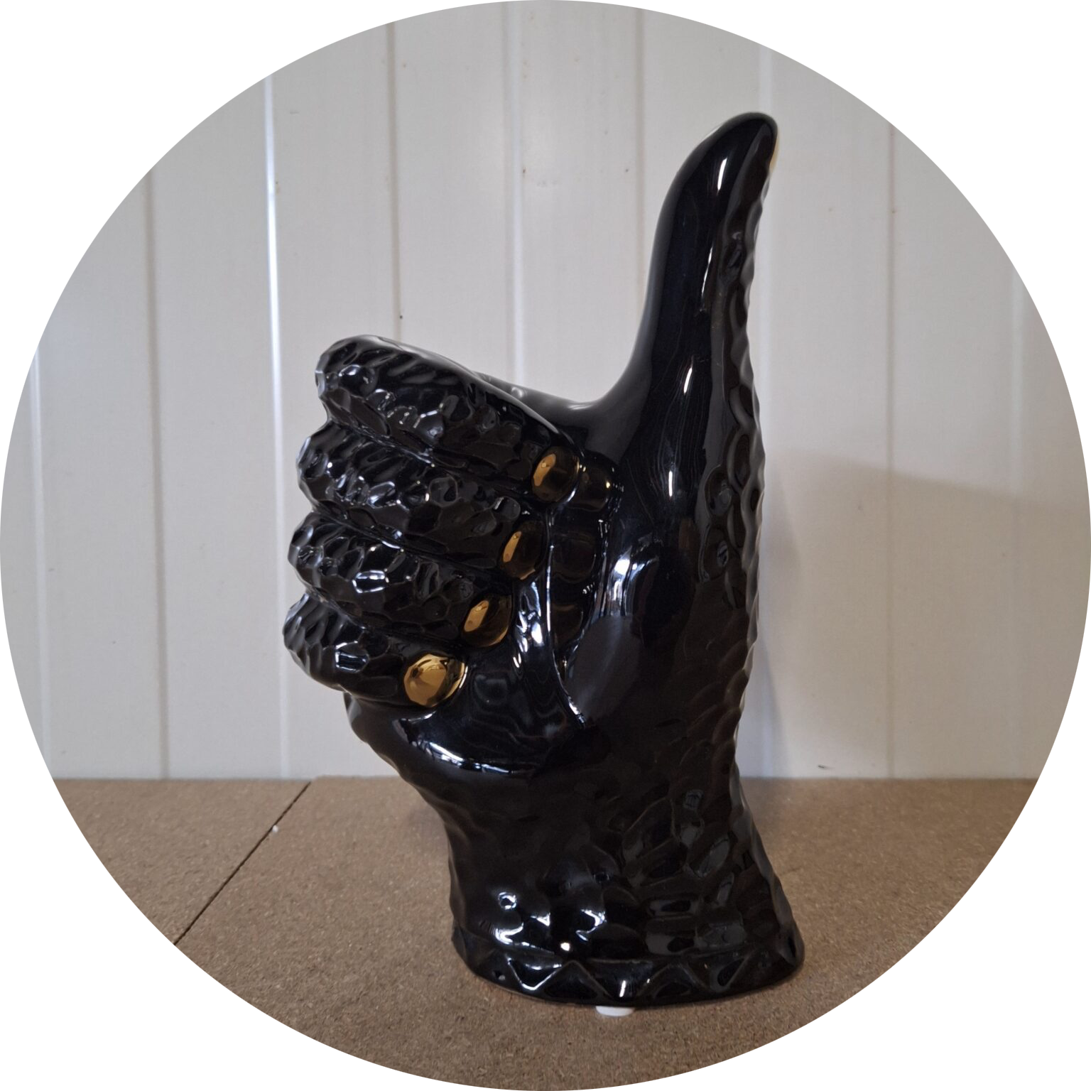 Hand zwart met goud duim op 14 x 9 x 23 cm verp 12