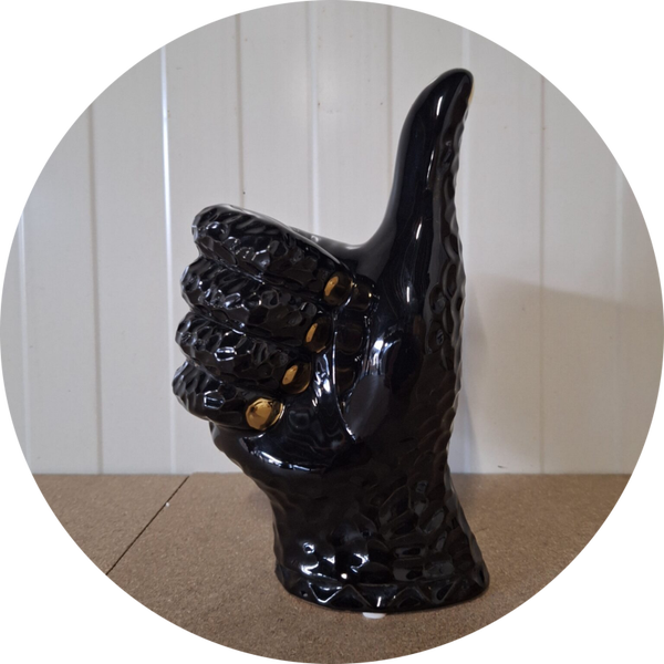 Hand zwart met goud duim op 14 x 9 x 23 cm verp 12
