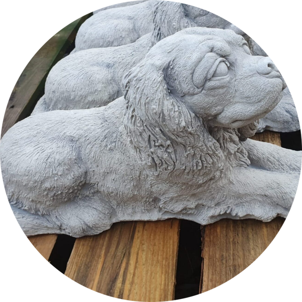 Beton Cocker Spaniel Liggend 50 cm