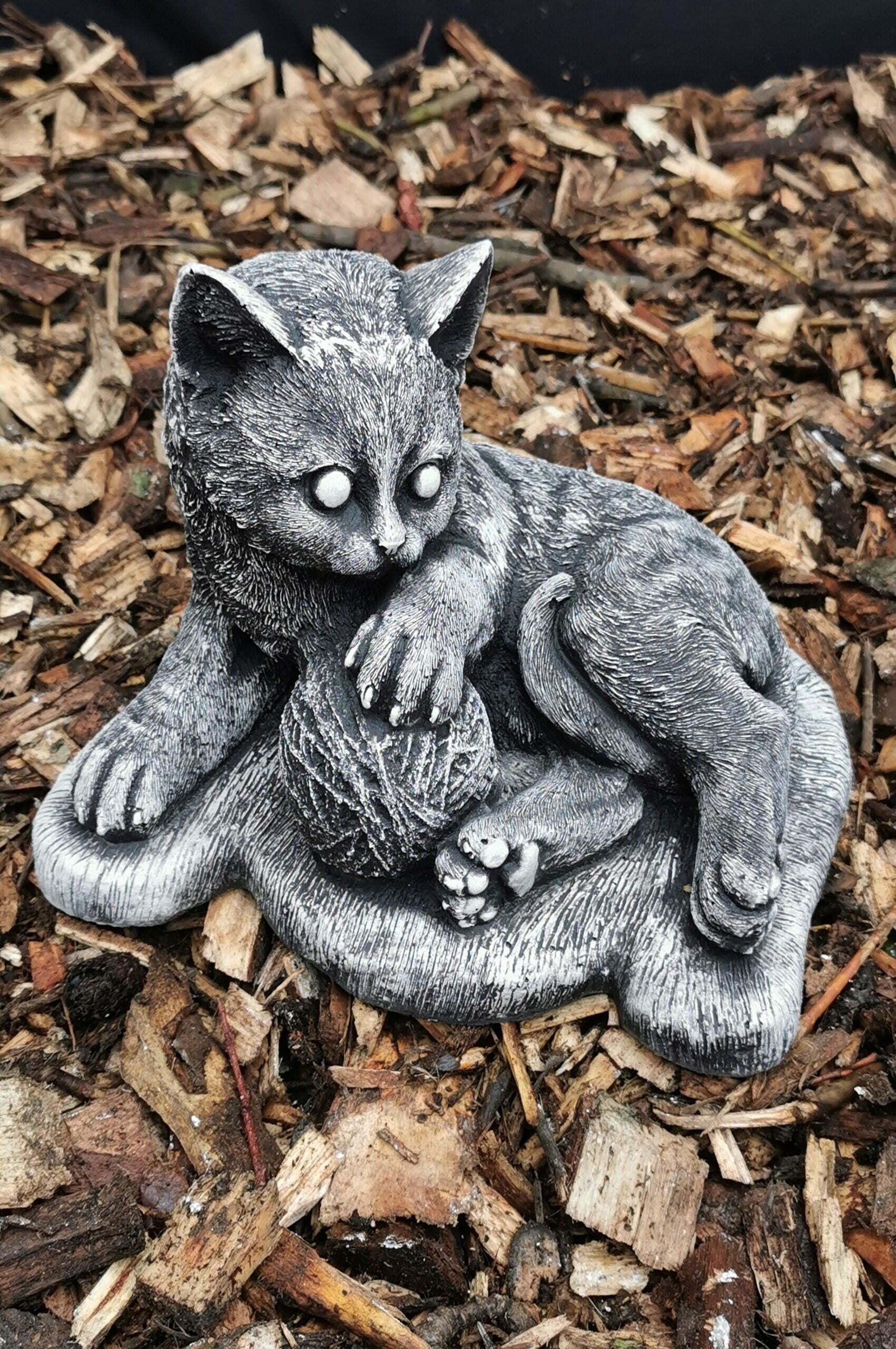 Beton poes speeld met bal op sokken 30 cm