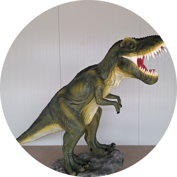 Dinosaurus open muil op sokkel 135 x 200 x  55 cm