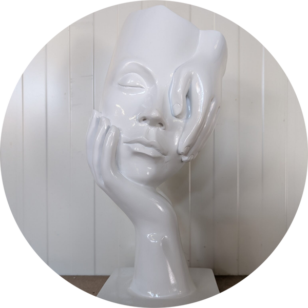 Masker slapende dame  wit 19 x 19 x 48 cm