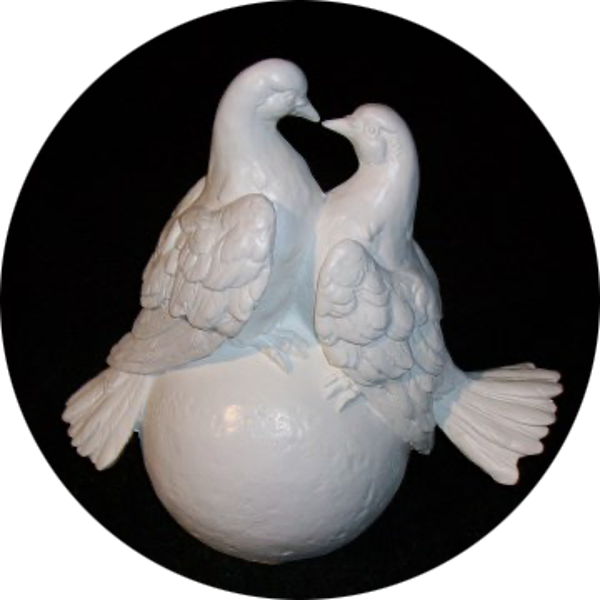 Koppel witte bruids Duiven op bol 38 cm
