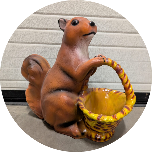 Bos eekhoorn met mand polyester résine 40 cm
