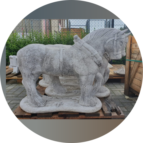 Beton boeren trekpaard op sokkel 85 cm