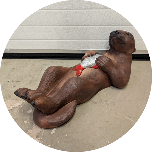Otter ligend met vis 60 cm