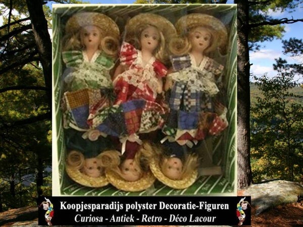 curiosa 6 PORSELIJNEN POPJES ASS IN VENSTERDOOS