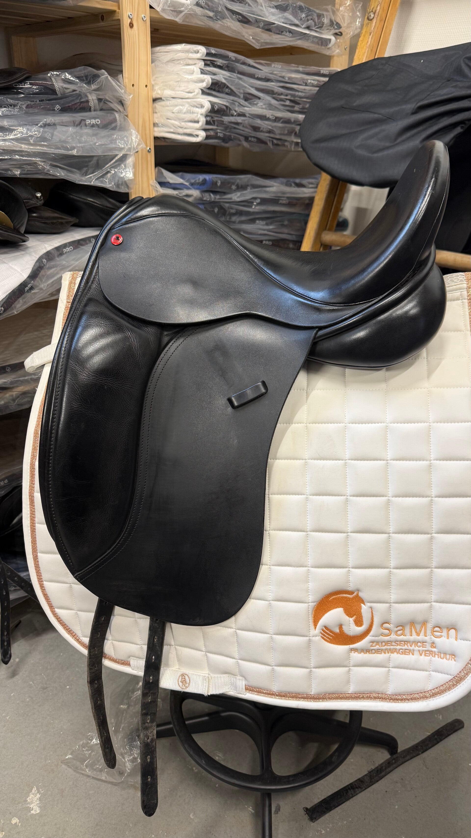 Tribal Classic dressuurzadel 17 inch medium boommaat (in consignatieverkoop)