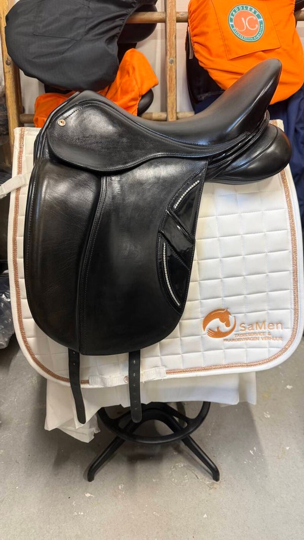 Vivary dressuurzadel 18 inch wijde boom lak en steentjes