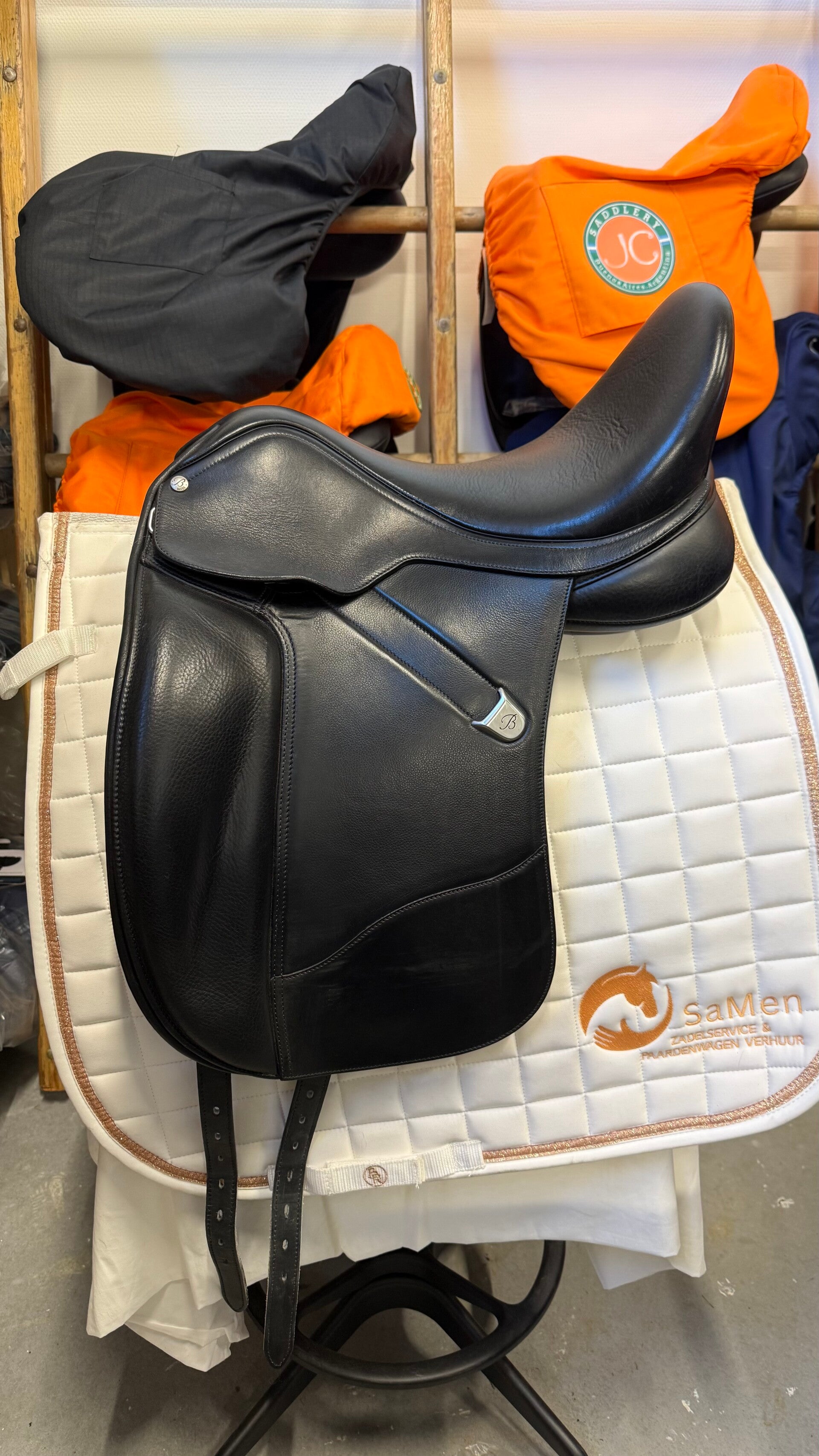 Bates WIDE HART dressuurzadel 17,5 inch jong gebruikt