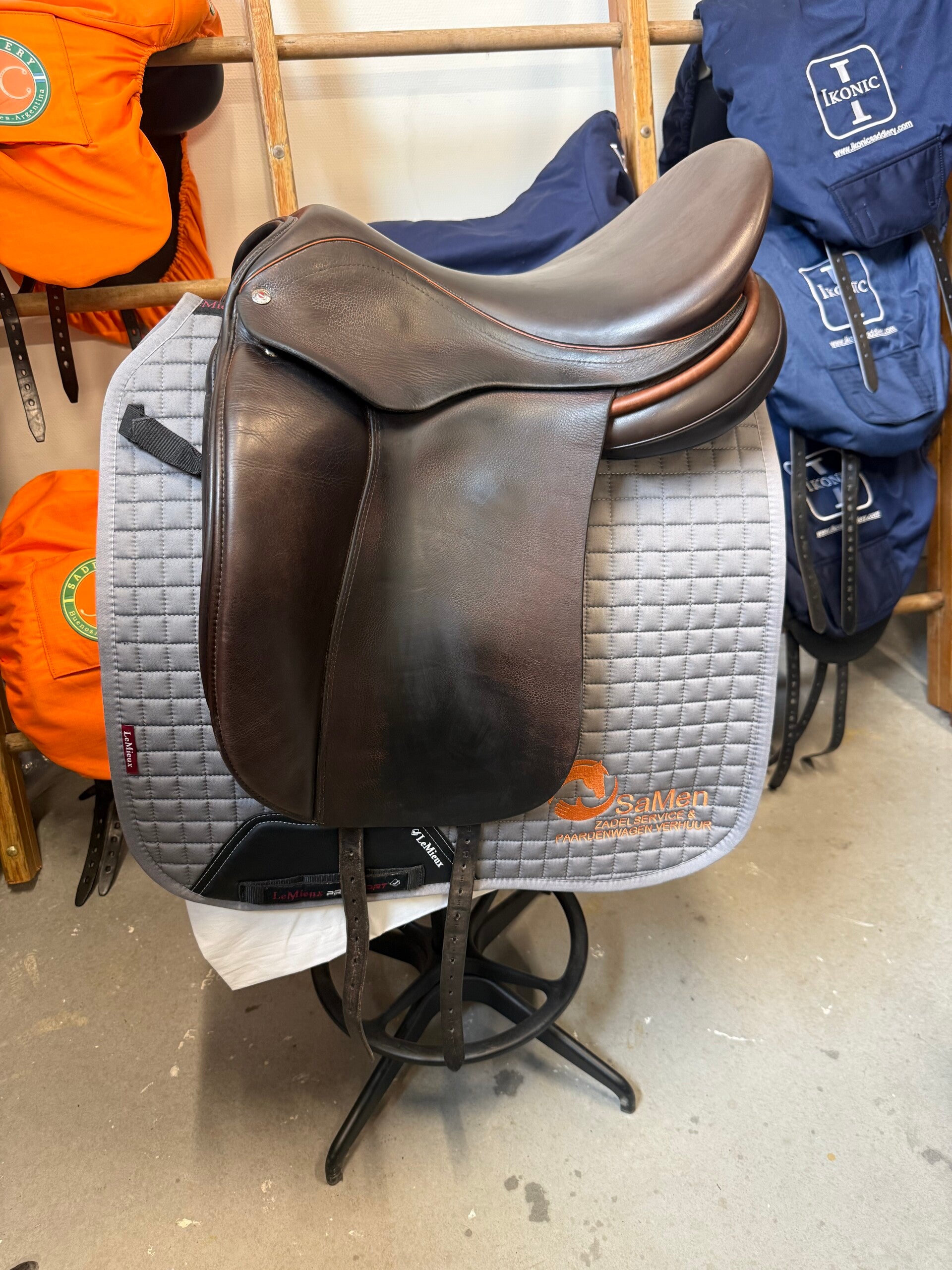 Schutte Hawkings 18 inch met balanskussens boommaat 30 (medium) donkerbruin