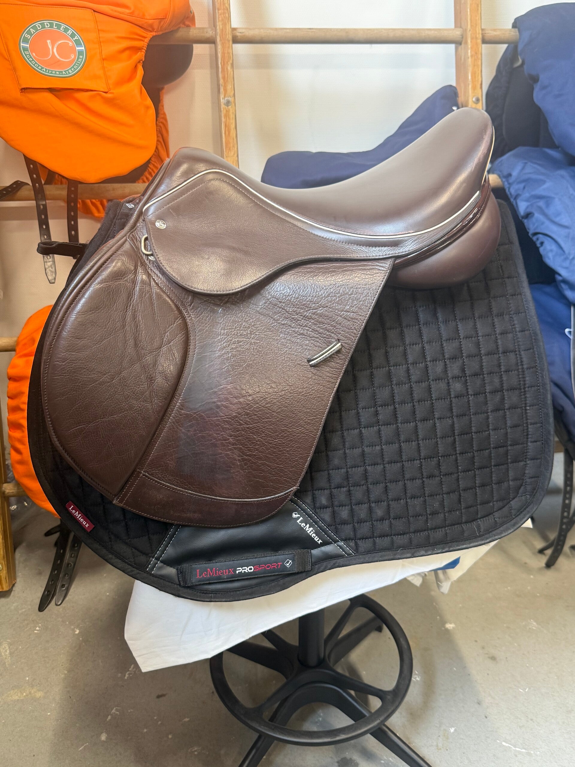 Custom springzadel bruin 17,5 inch medium/wijd