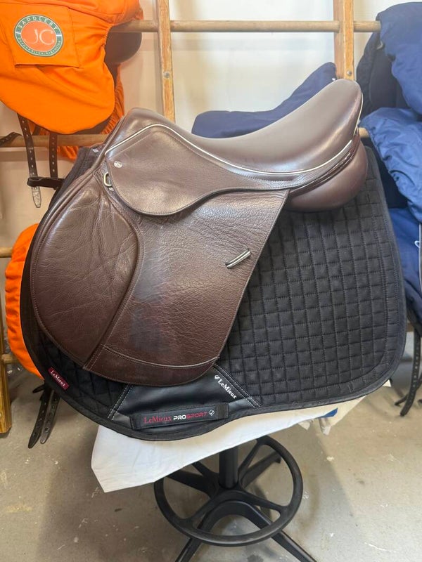 Custom springzadel bruin 17,5 inch medium/wijd