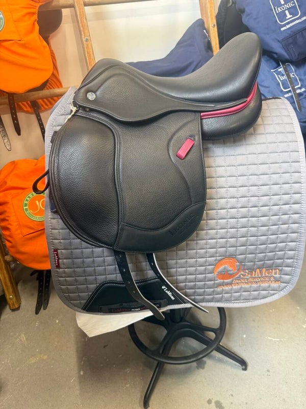 Ikonic Light pony dressage 15 inch zwart met roze (NIEUW)