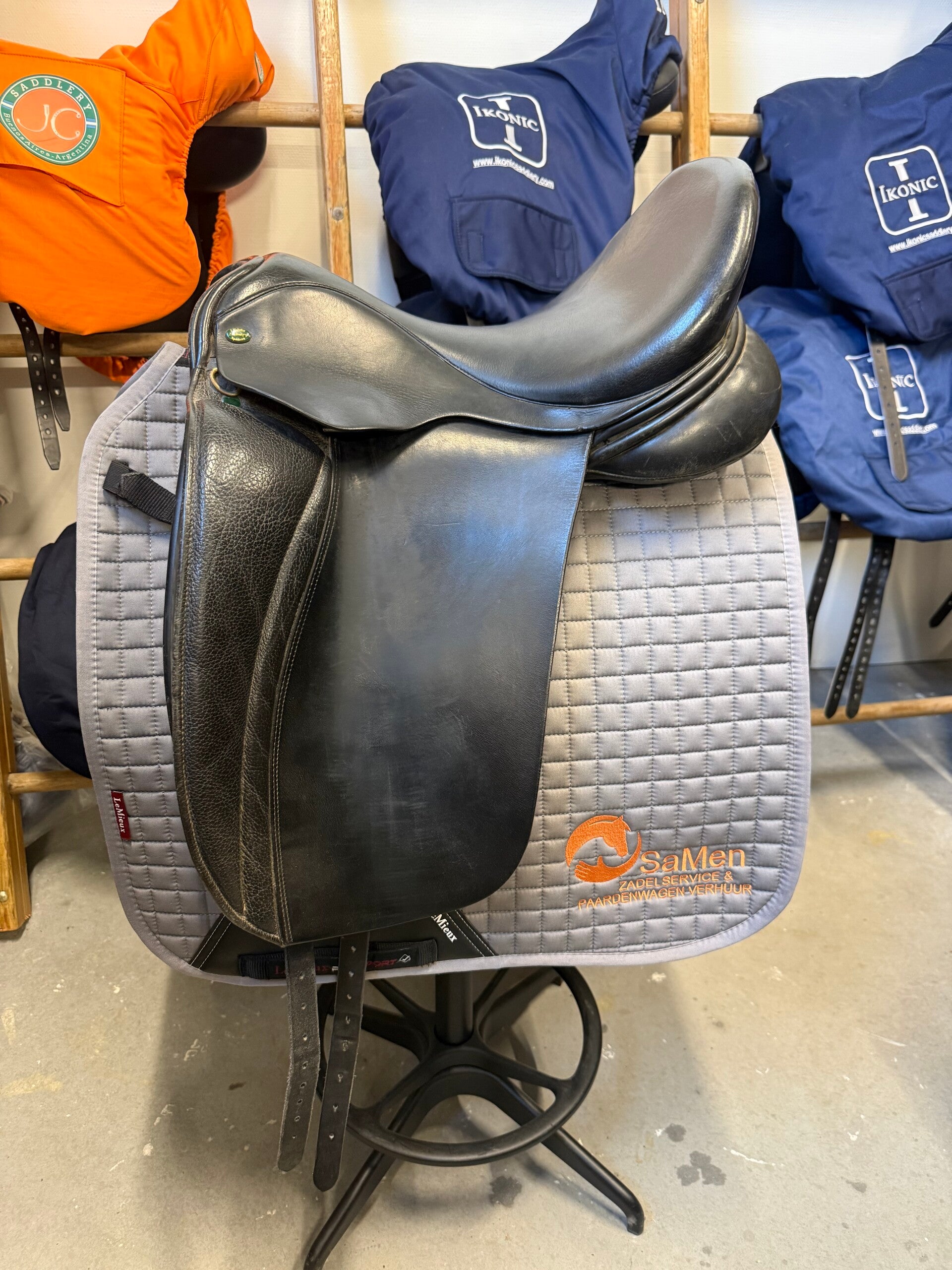 Hulsebos dressuurzadel 18 inch m/w