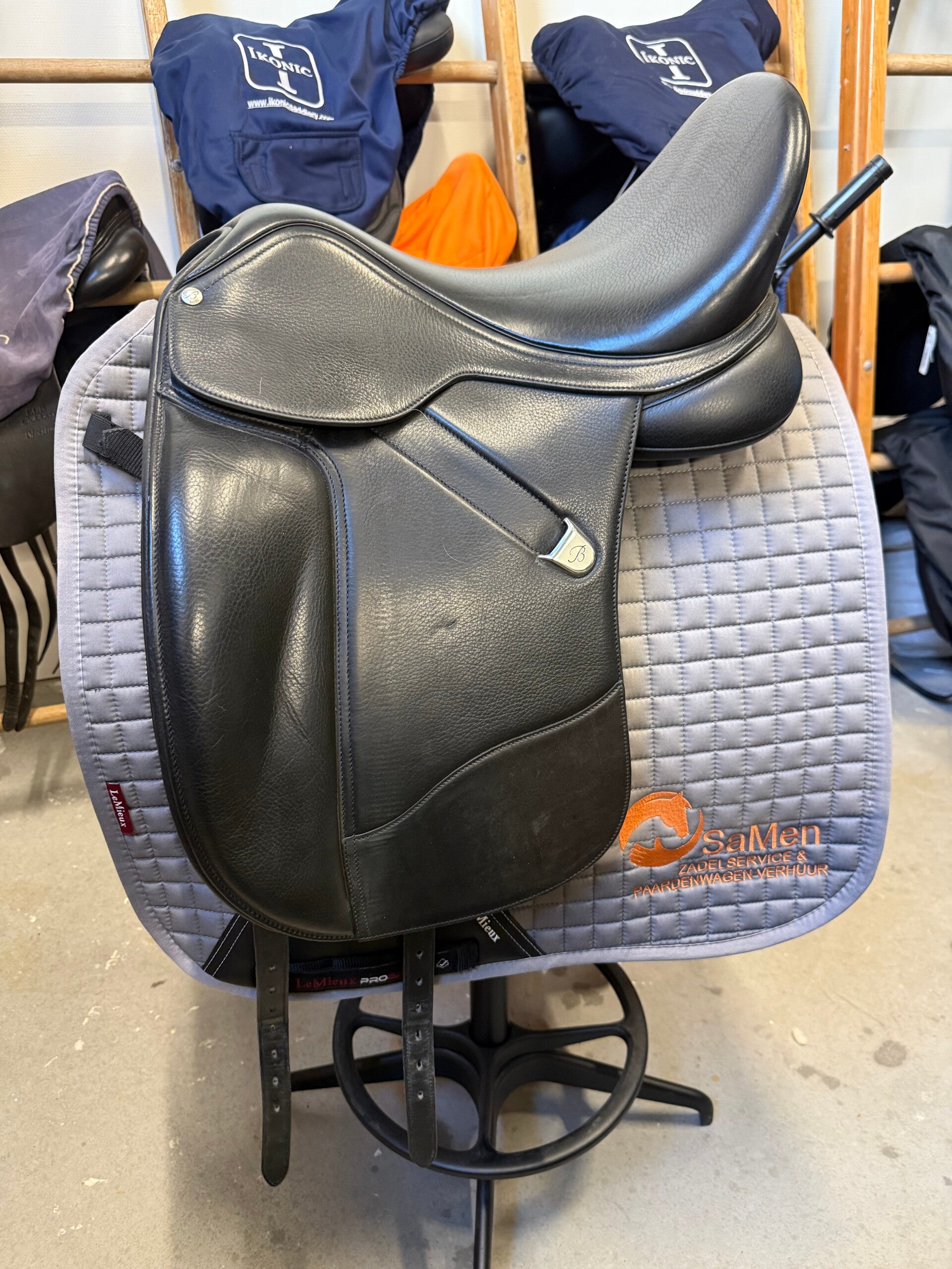 Bates WIDE Plus 17,5 inch dressuurzadel Wolgevuld (met originele cairpanels geleverd is ook mogelijk)