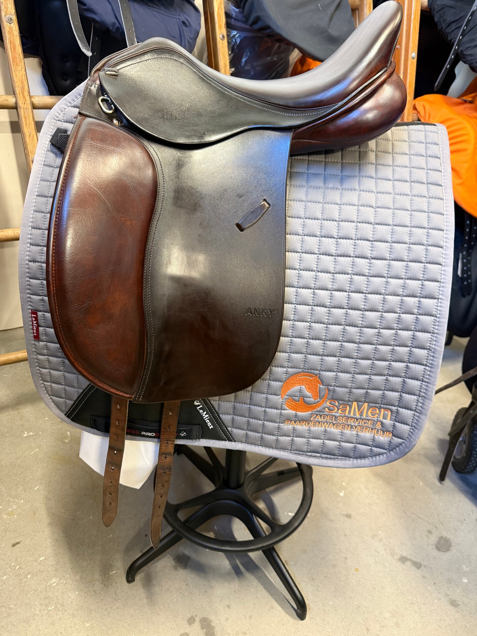 Anky dressuurzadel warm bruin 16 inch (verwisselbaar kopijzer). Nu extra wijd.