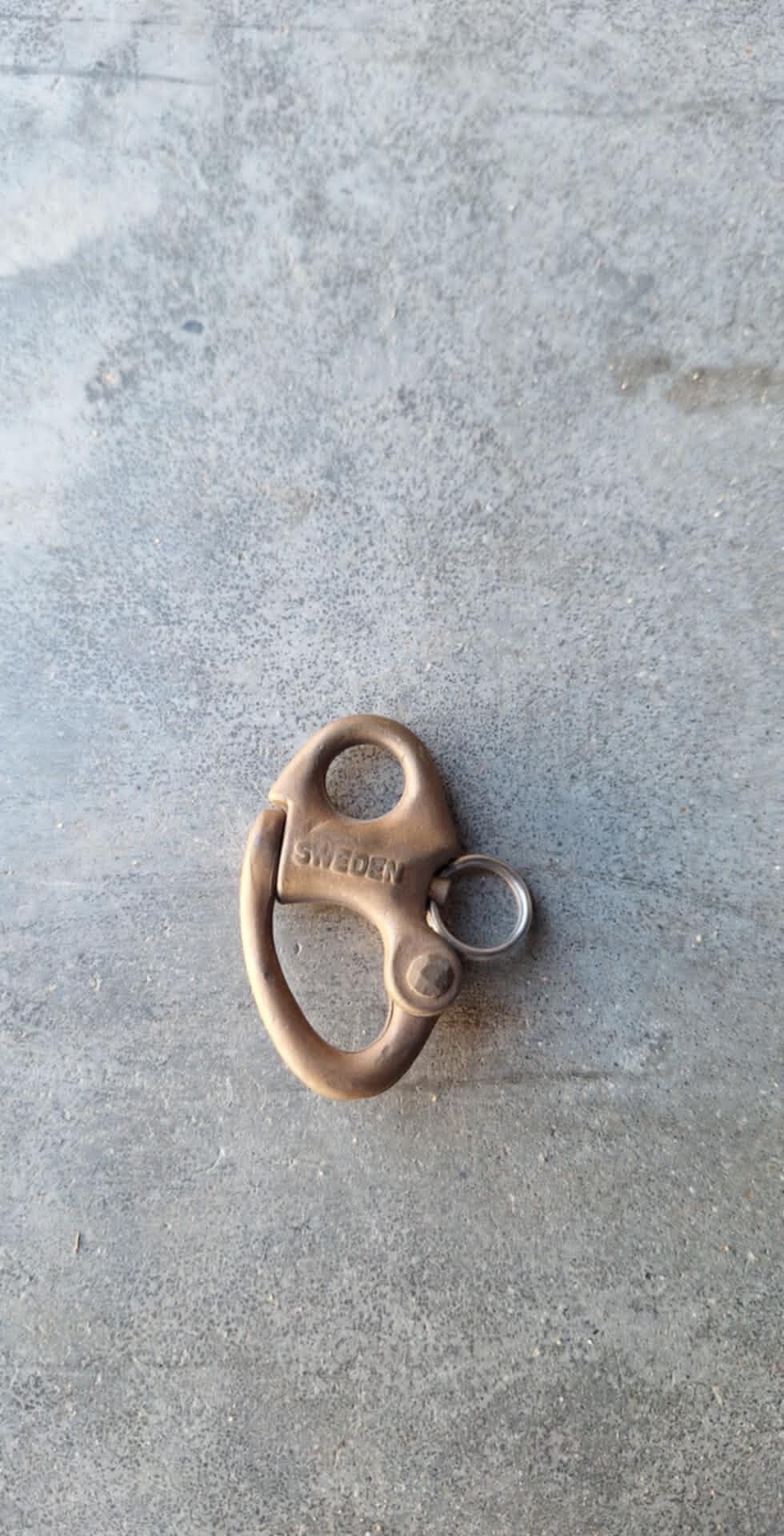 SNAPSLUITING MET VAST OOG EN TREKRING